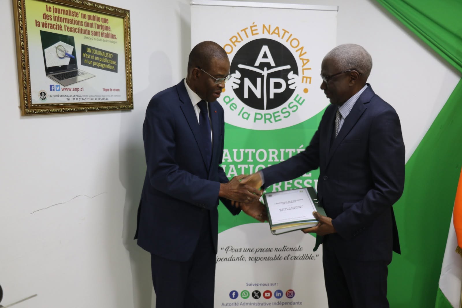 CEREMONIE SOLENNELLE DE PASSATION DE CHARGES ENTRE LE PRESIDENT SORTANT, MONSIEUR SAMBA KONÉ, ET LE PRESIDENT ENTRANT, MONSIEUR BAKARY SANOGO